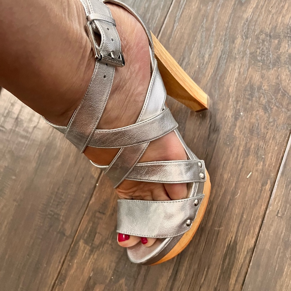 Michael Kors Size 7 Silver platform shoes. Metallic Leather.